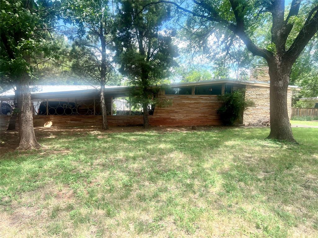 a view of a backyard of the house