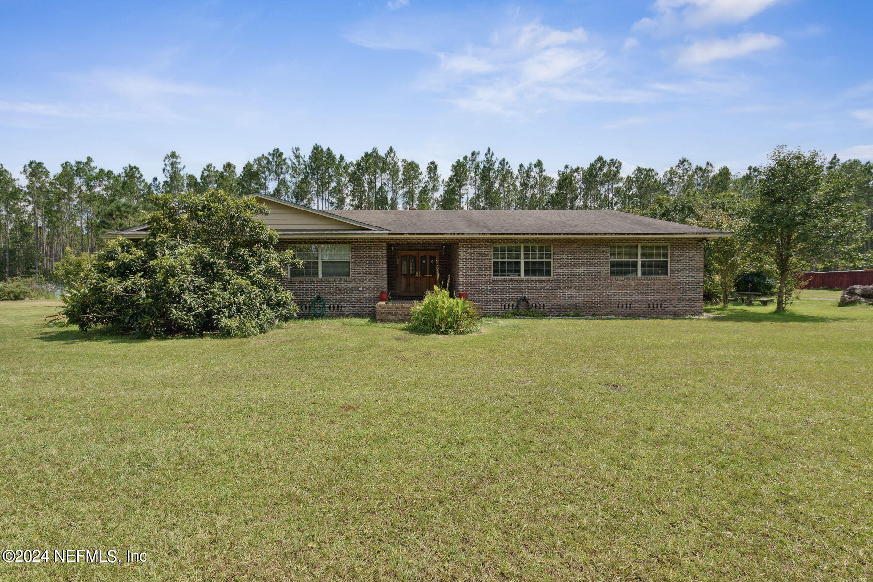 a view of a house with backyard and garden