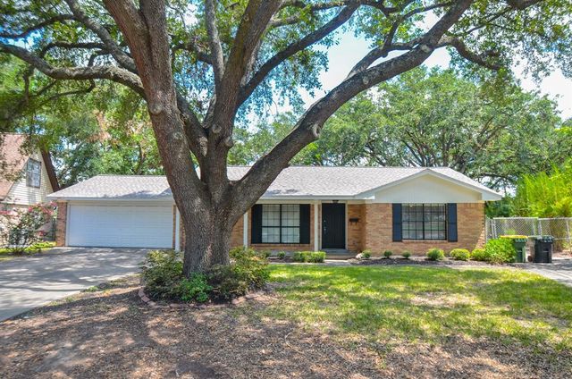 $270,000 | 3211 Jacquelyn Drive | Pearland