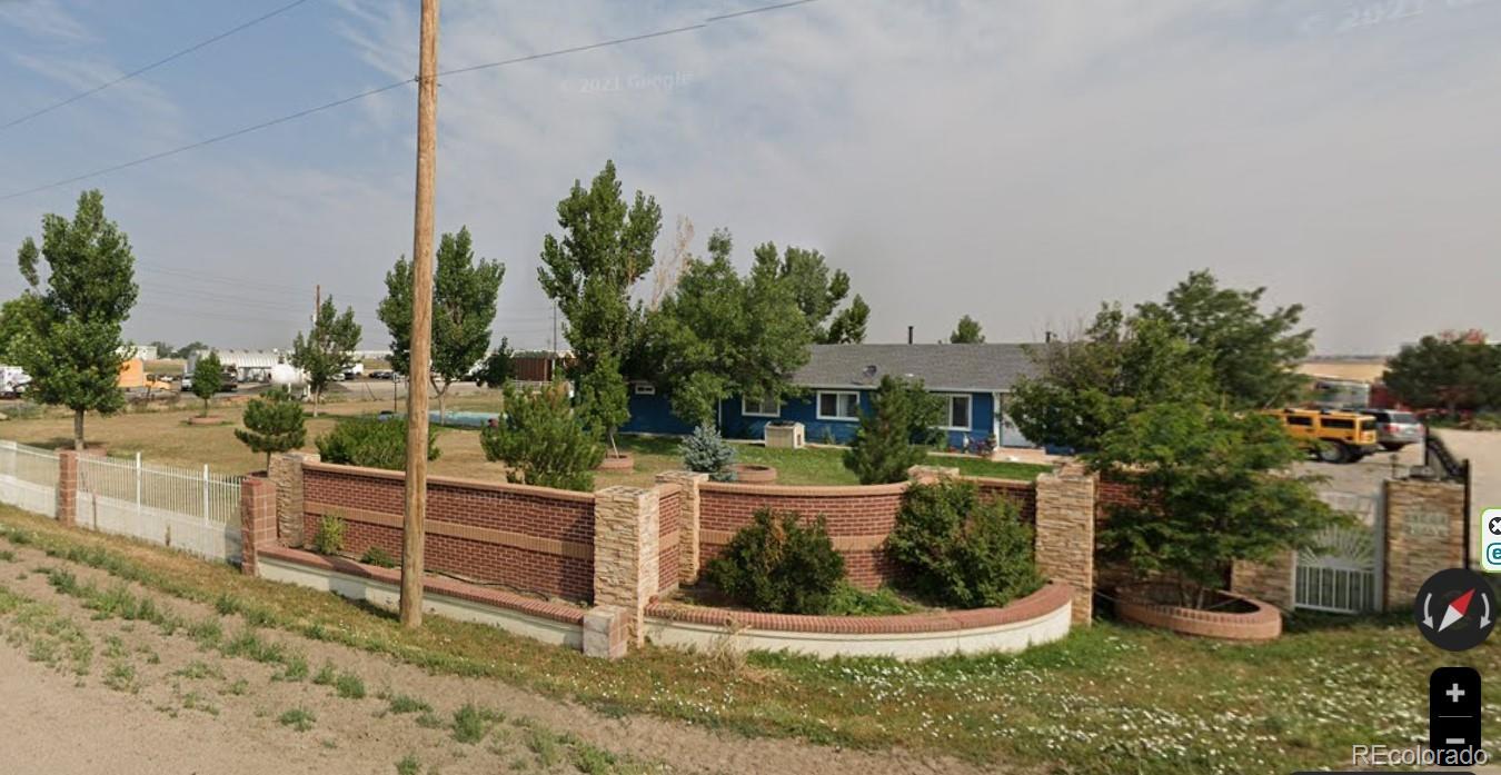 a view of a house with backyard