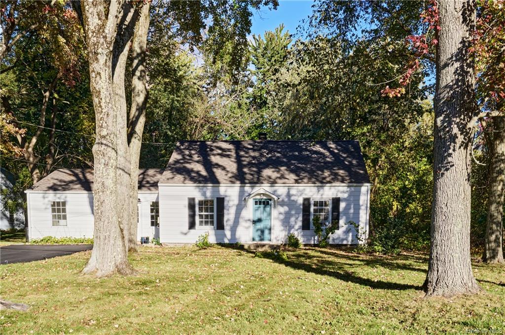 View of front of property featuring a front yard