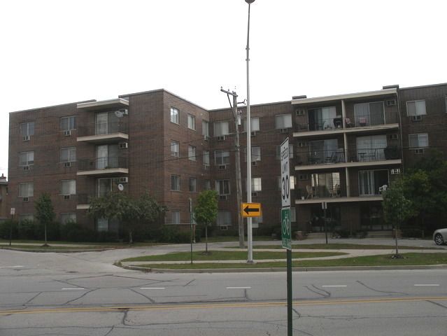 $179,900 | 9445 Kenton Avenue, Unit 109 | Skokie