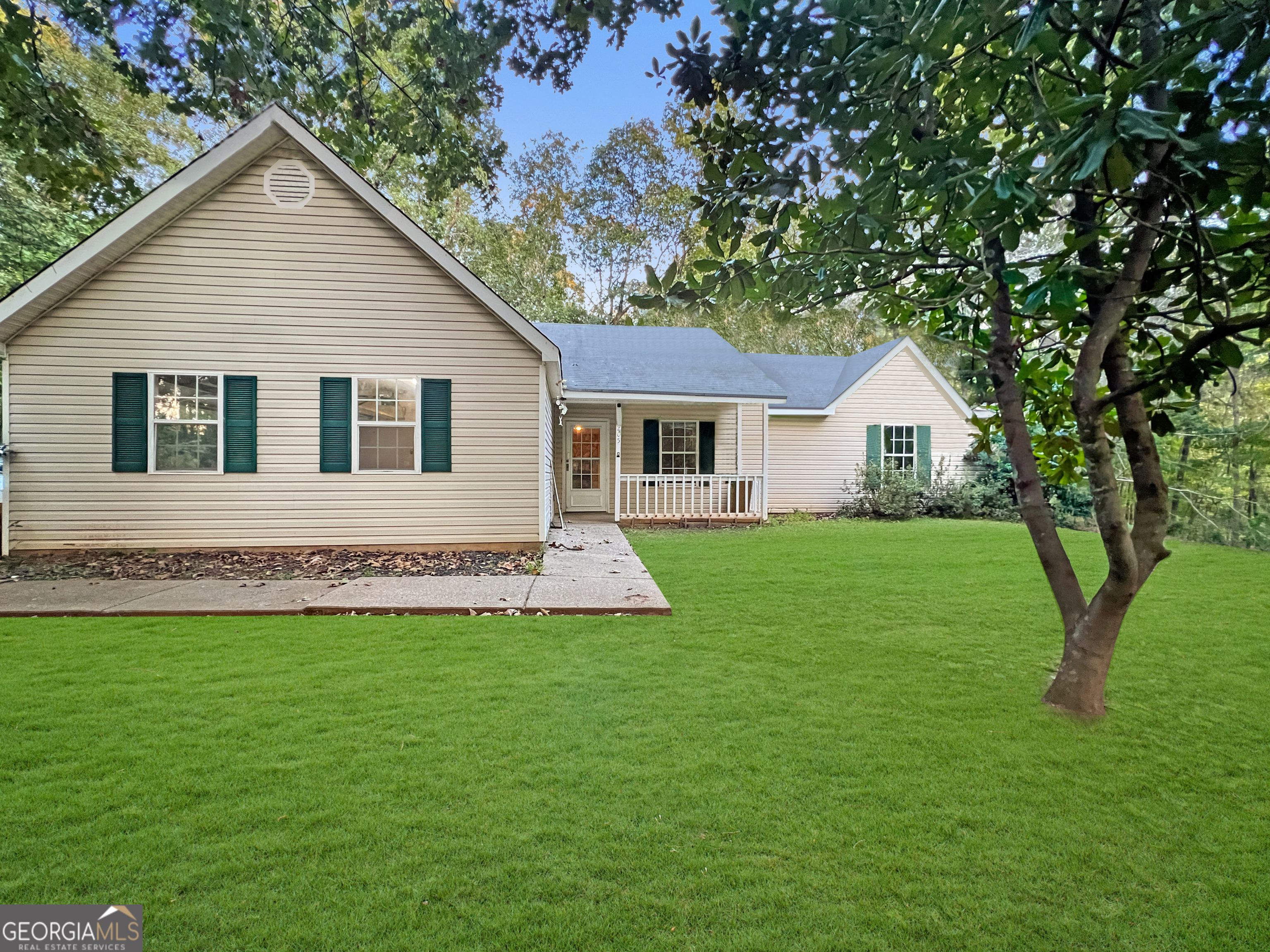 a view of house with a yard