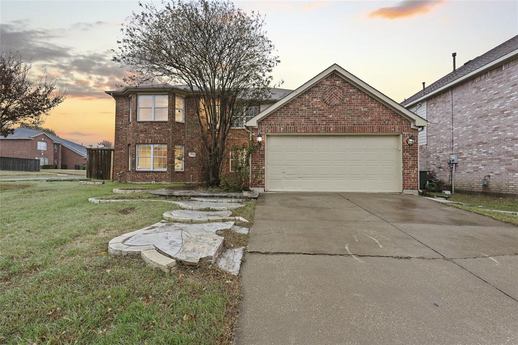 a view of a house with backyard