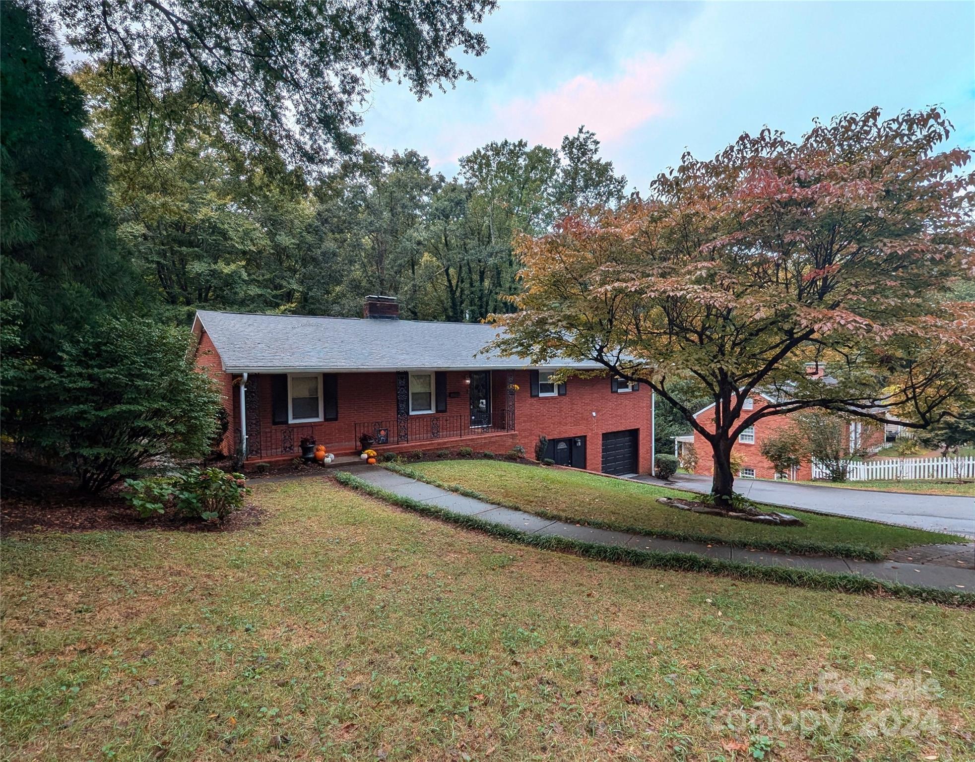 a view of a house with a yard