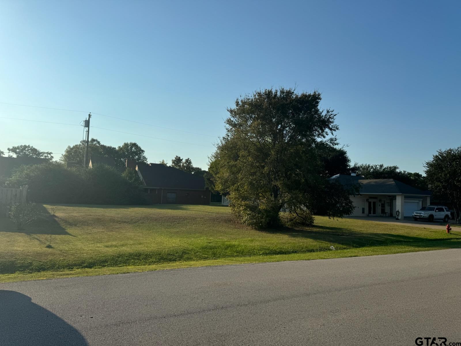 a view of a yard with a house