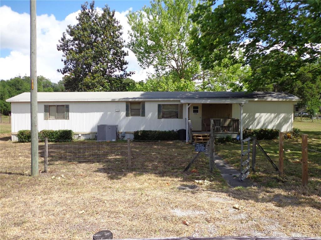 a view of a house with backyard