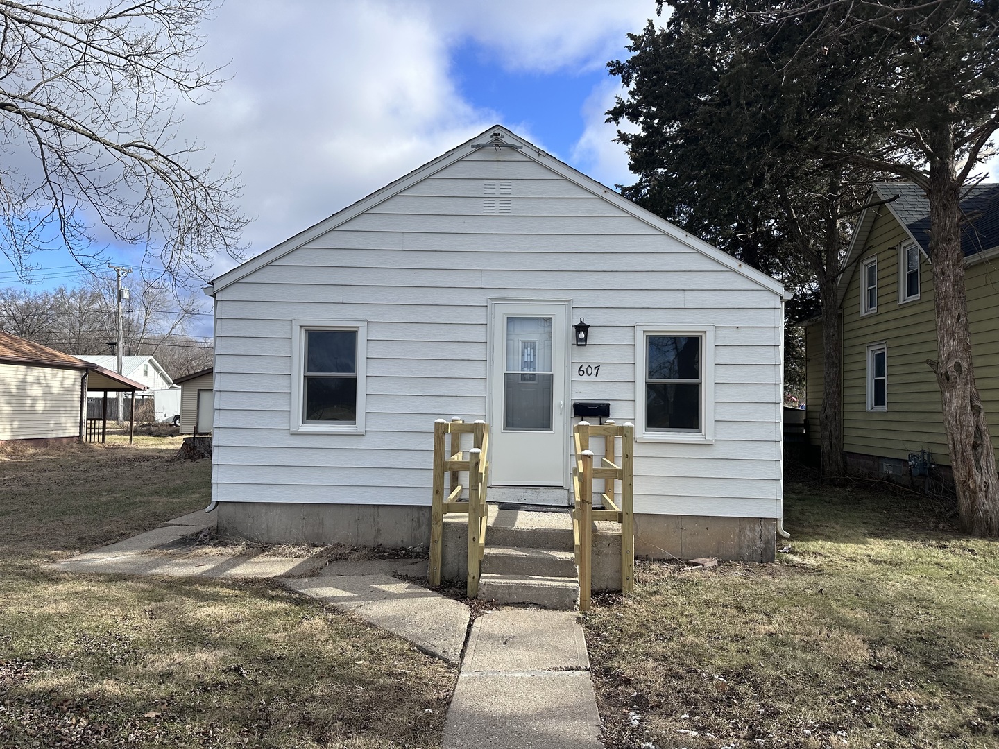 a view of a house with a yard