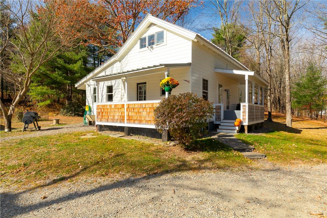 a view of a house with backyard and tree