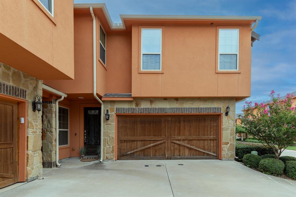 a view of a house with entryway and garage