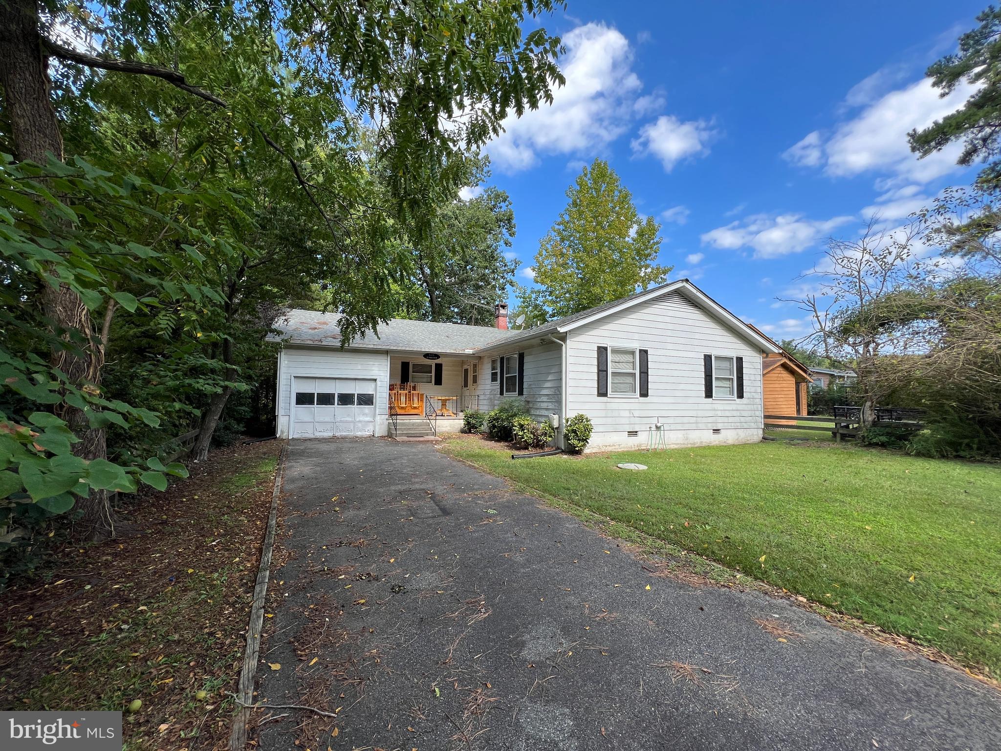 a view of a house with backyard