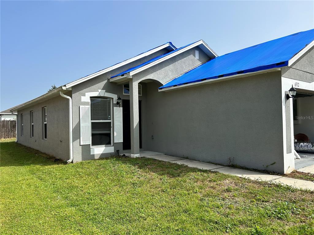 a view of an house with backyard