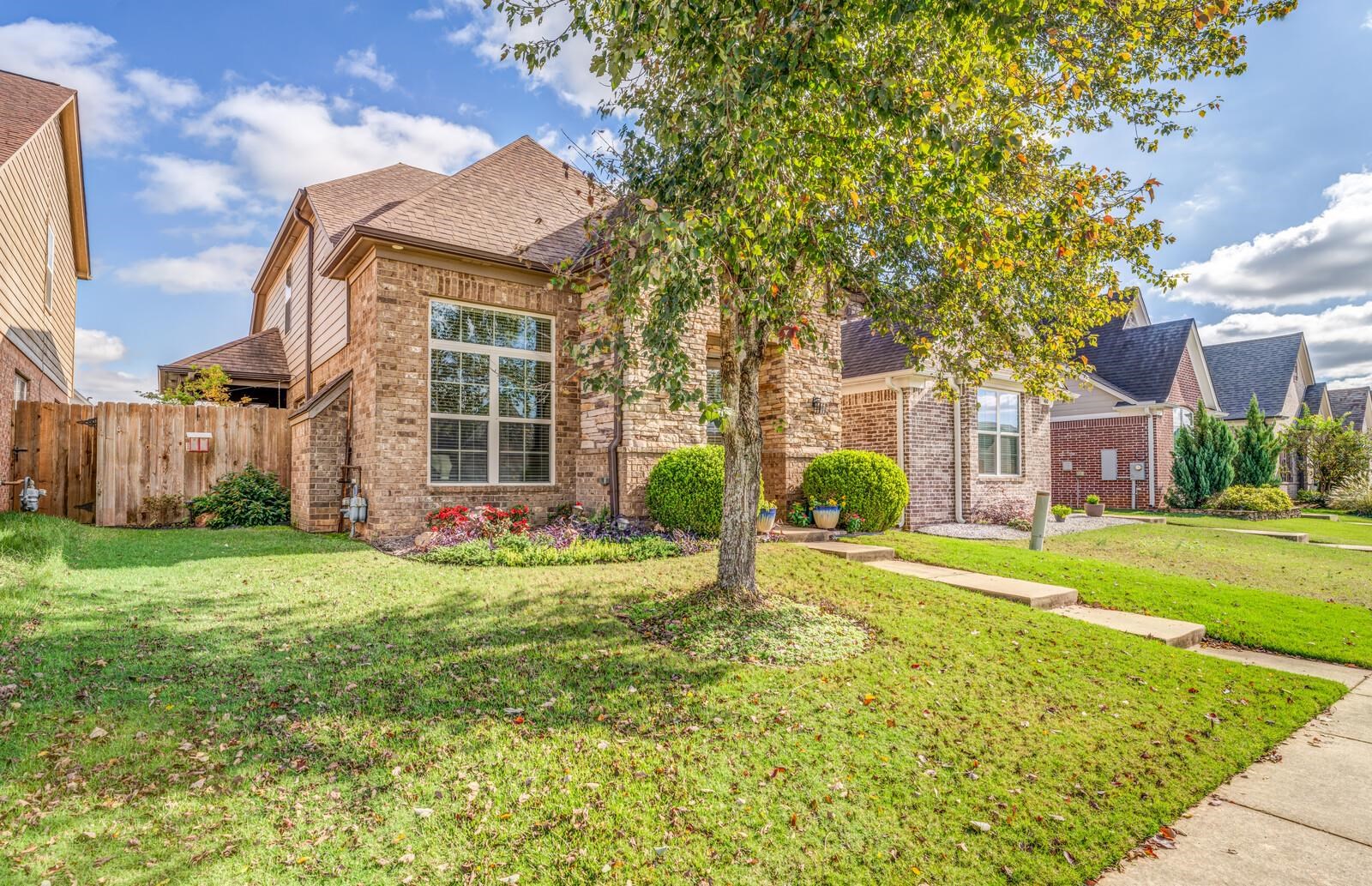 View of front of home featuring a front yard