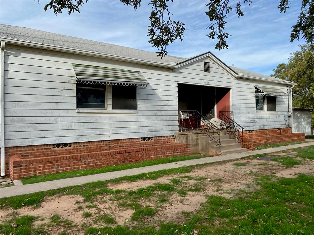 a view of house with backyard