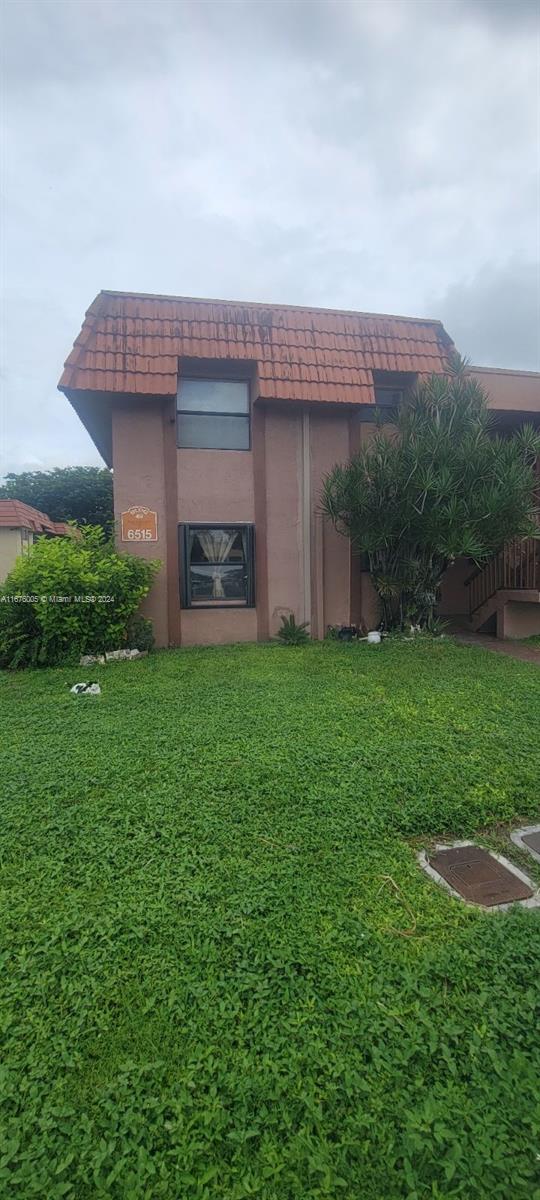 a view of a house with a backyard