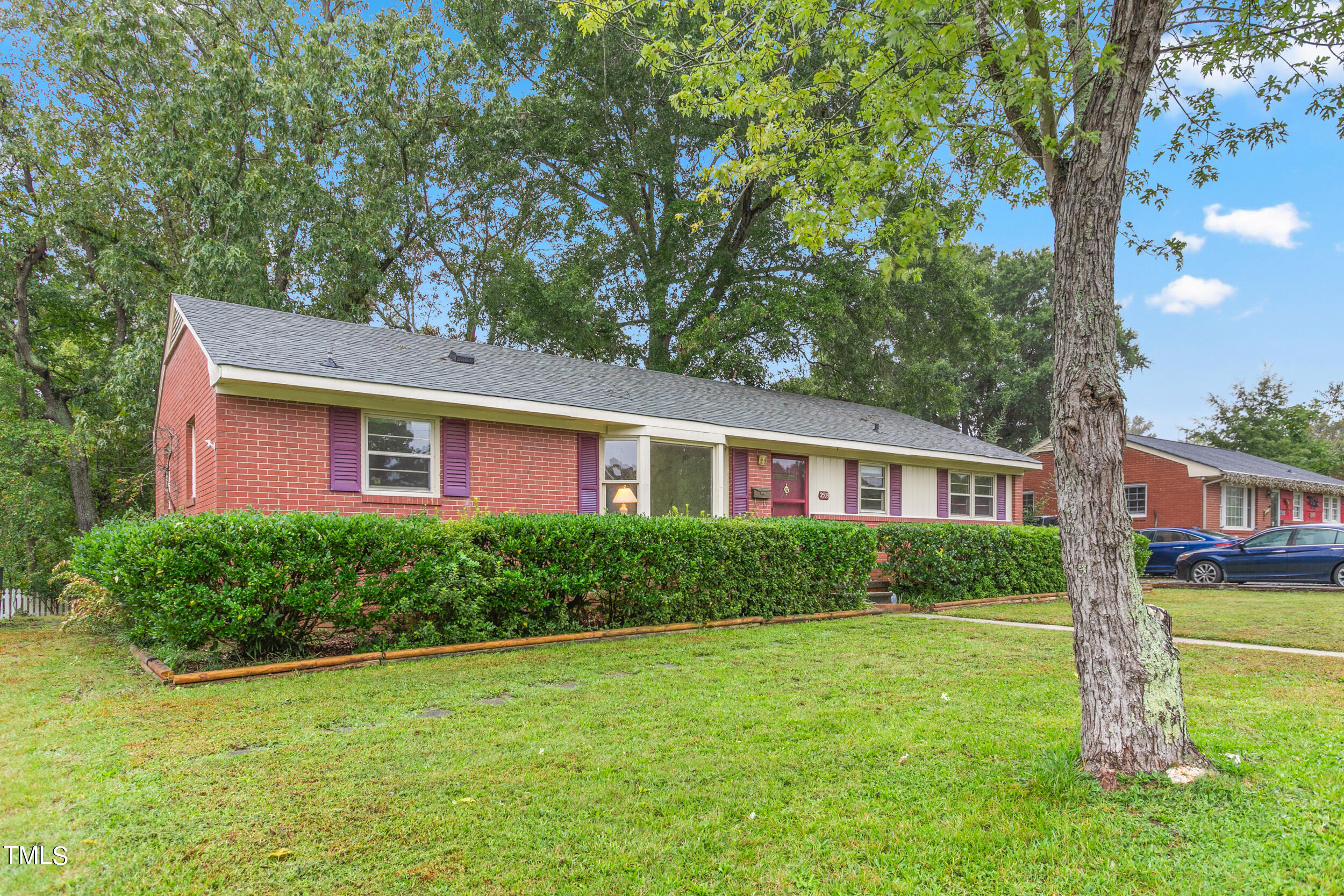 a view of a yard in front of a house