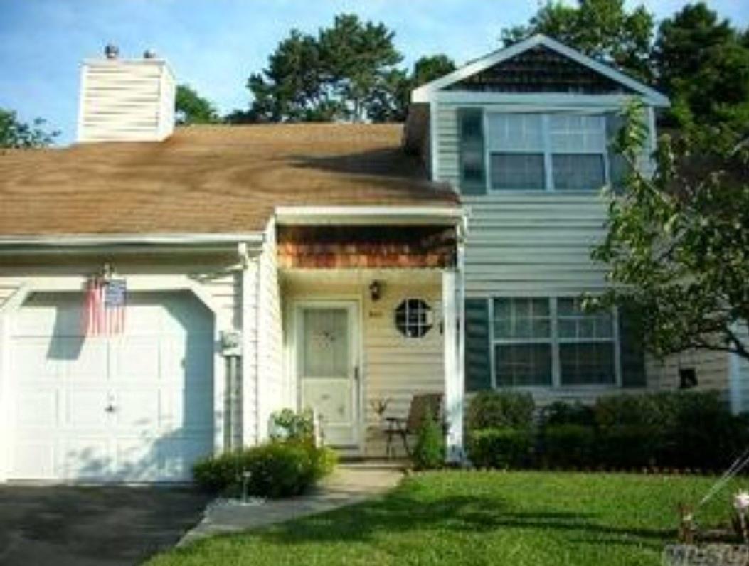 View of front facade with a front yard