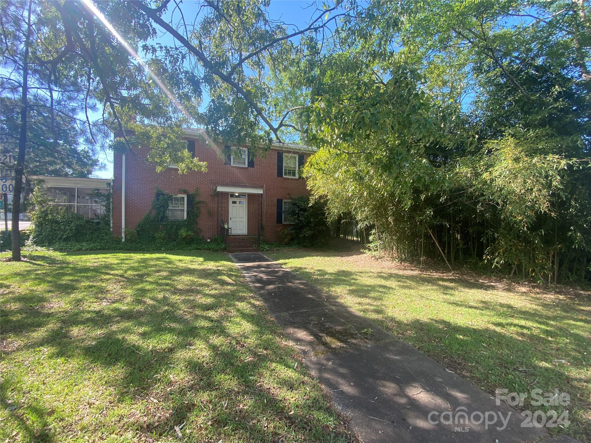 a view of a house with a yard