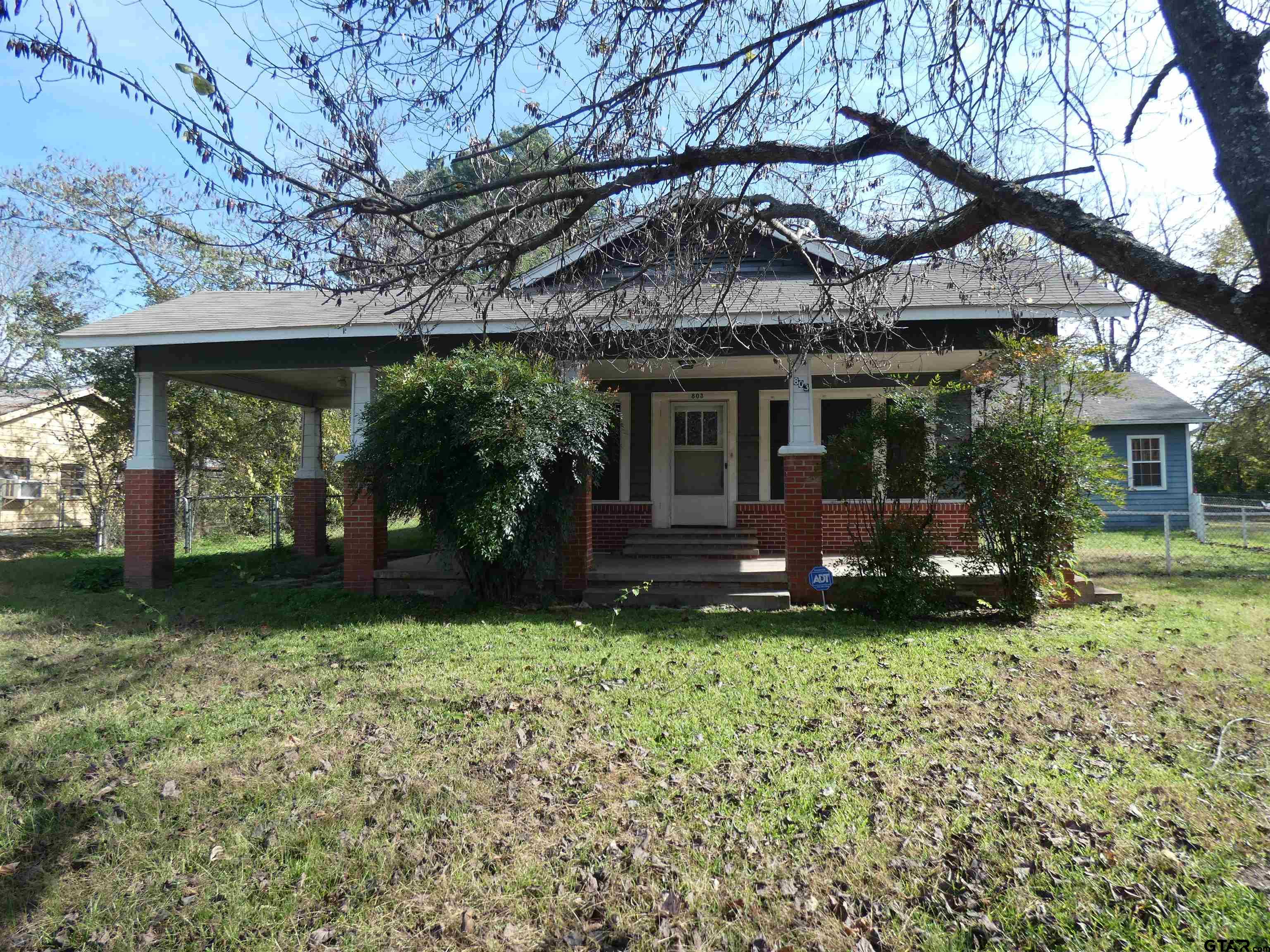 a view of a house with a yard