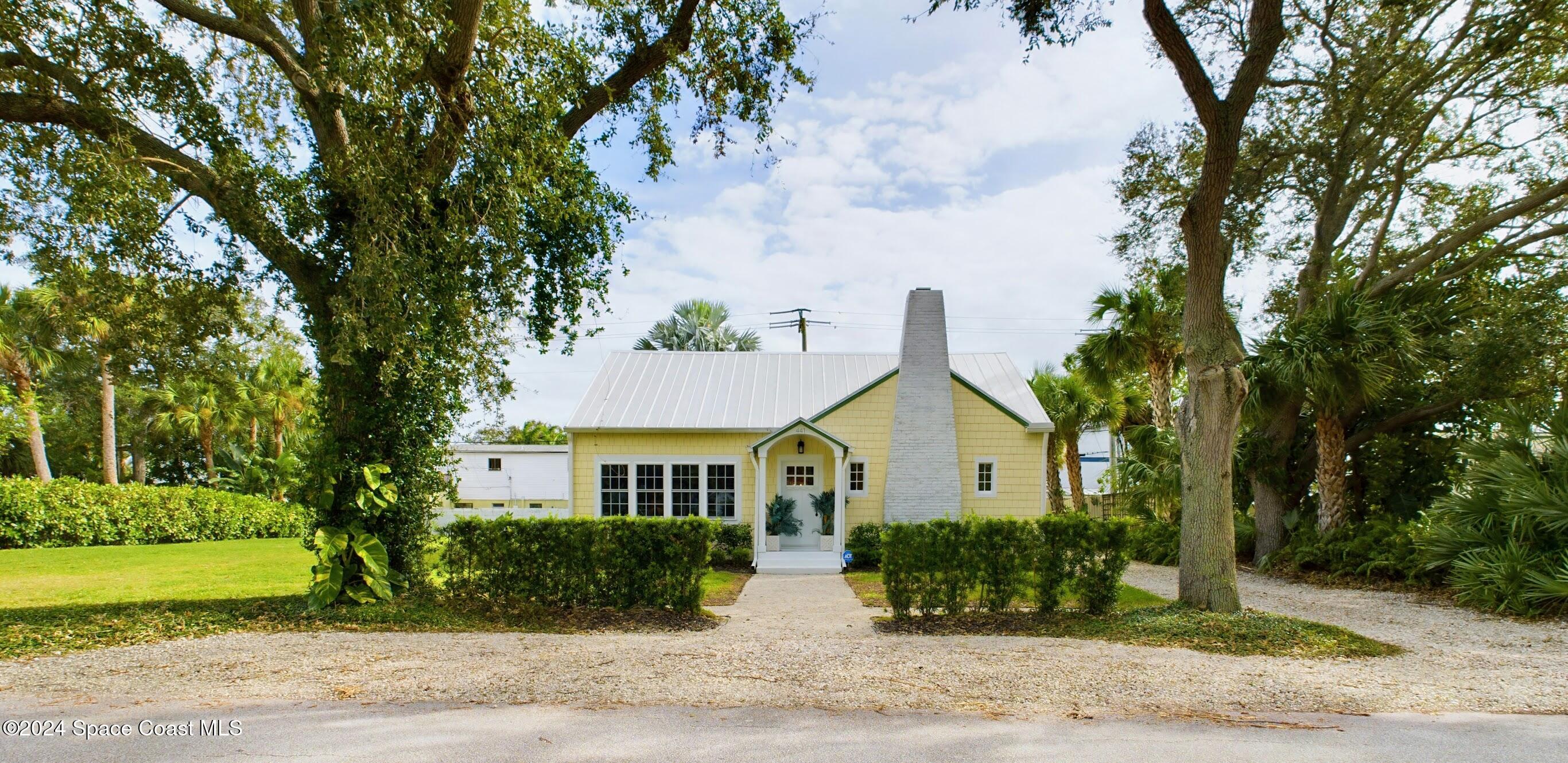 a view of front a house with a yard