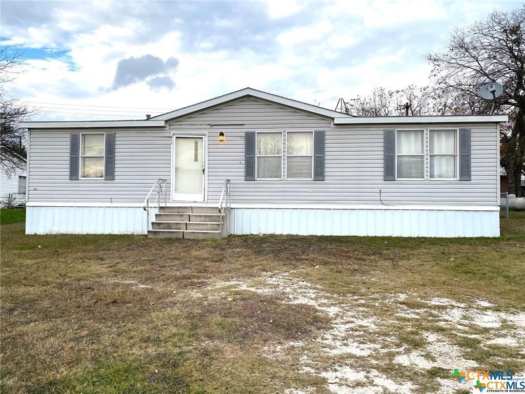 a view of a house with a backyard