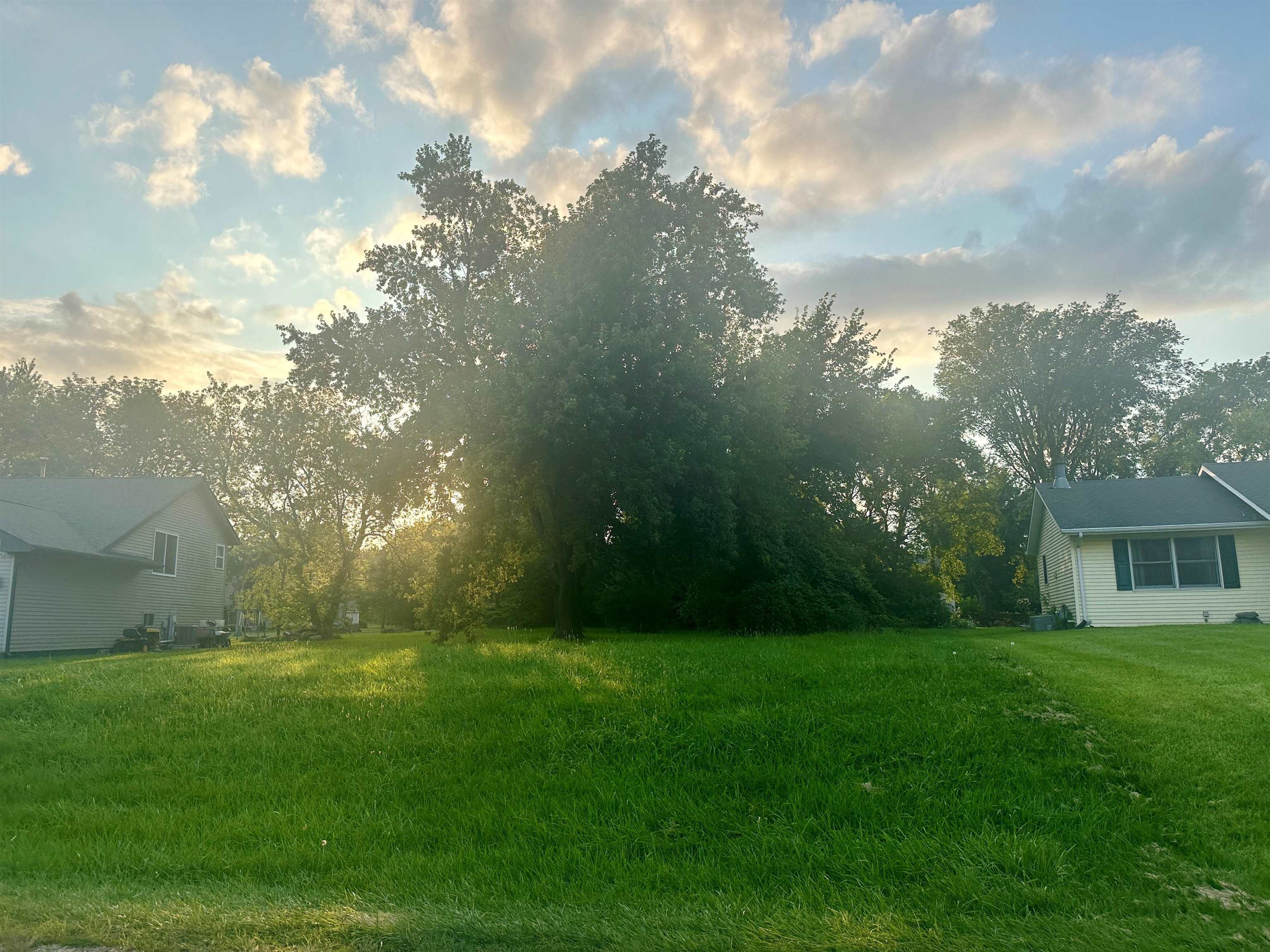 a view of a yard and entertaining space