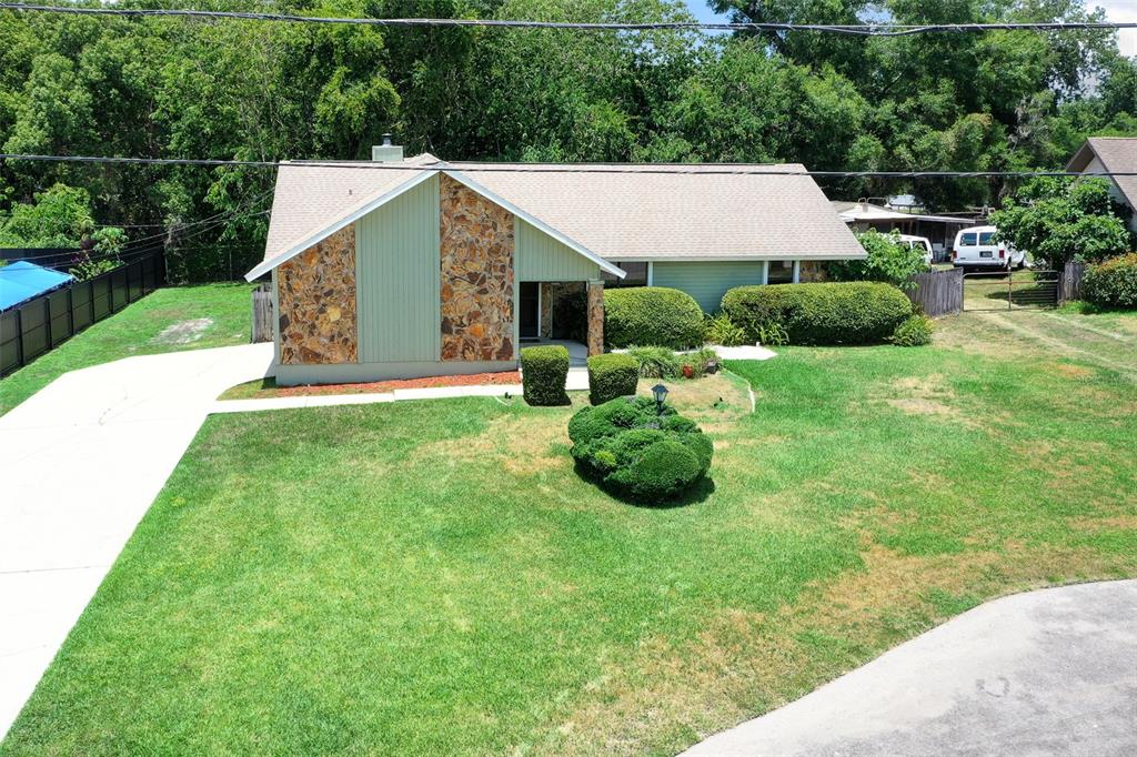 a view of a house with backyard and garden