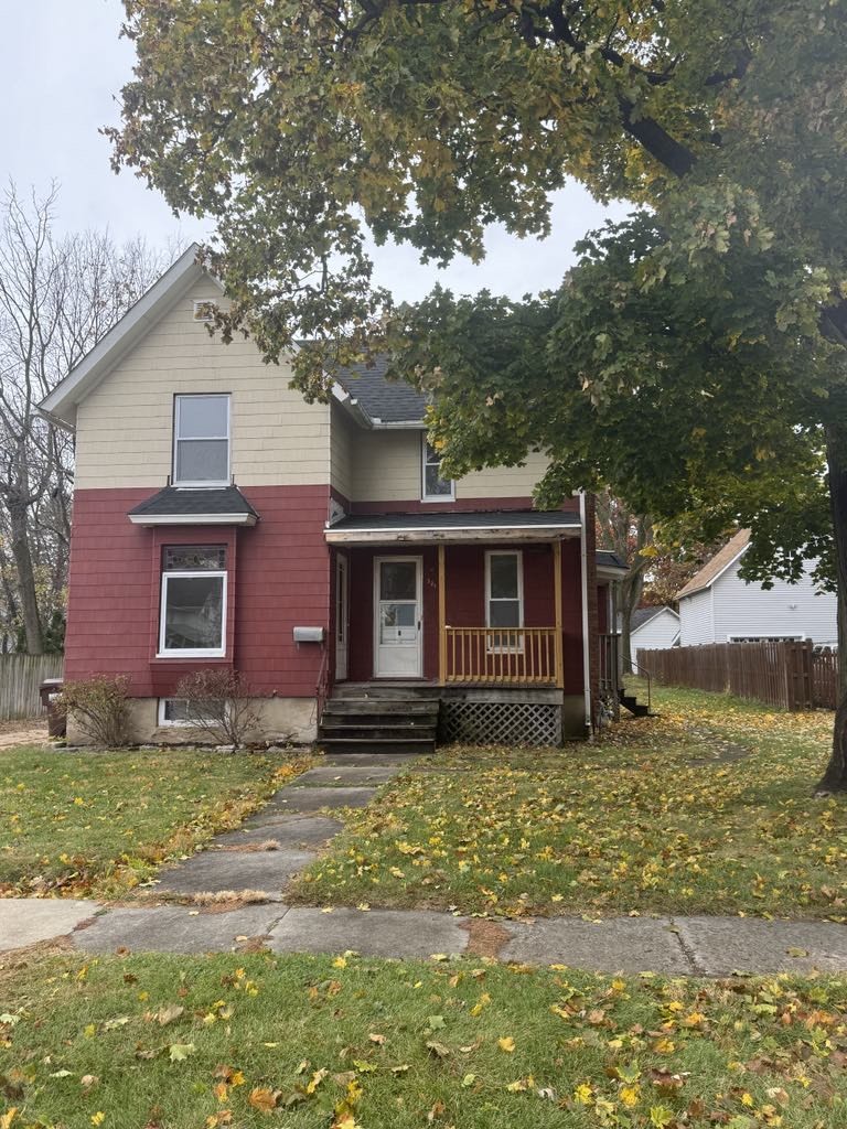 a view of a yard in front of a house with large tree