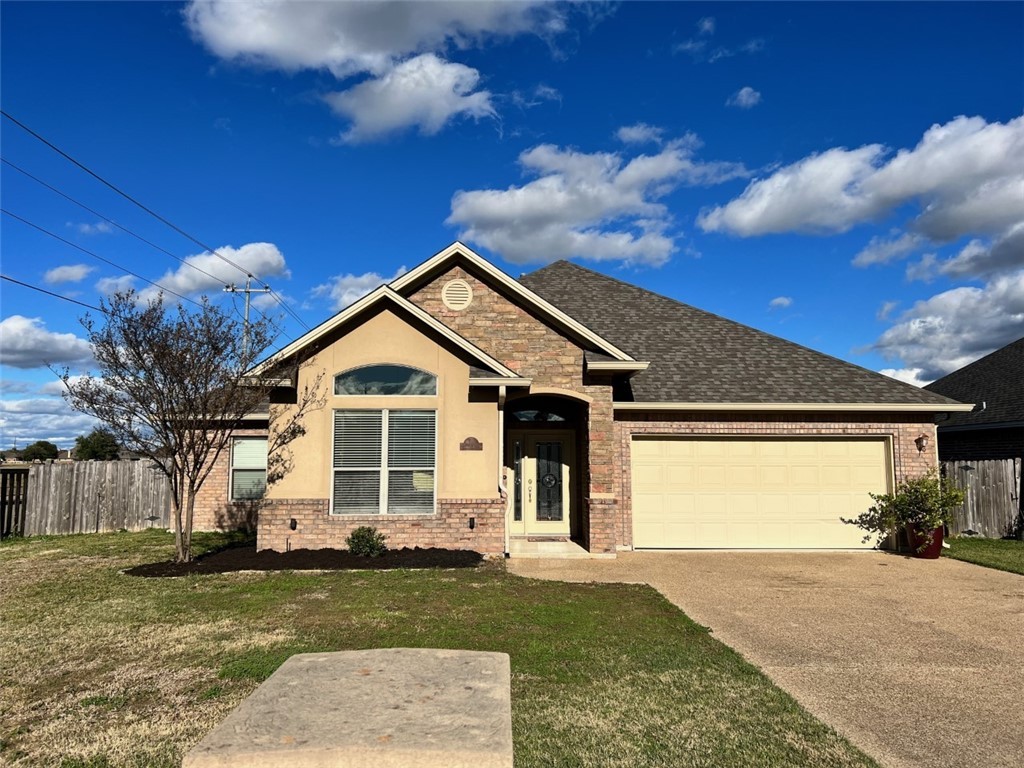 View of front of home featuring a front yard and a