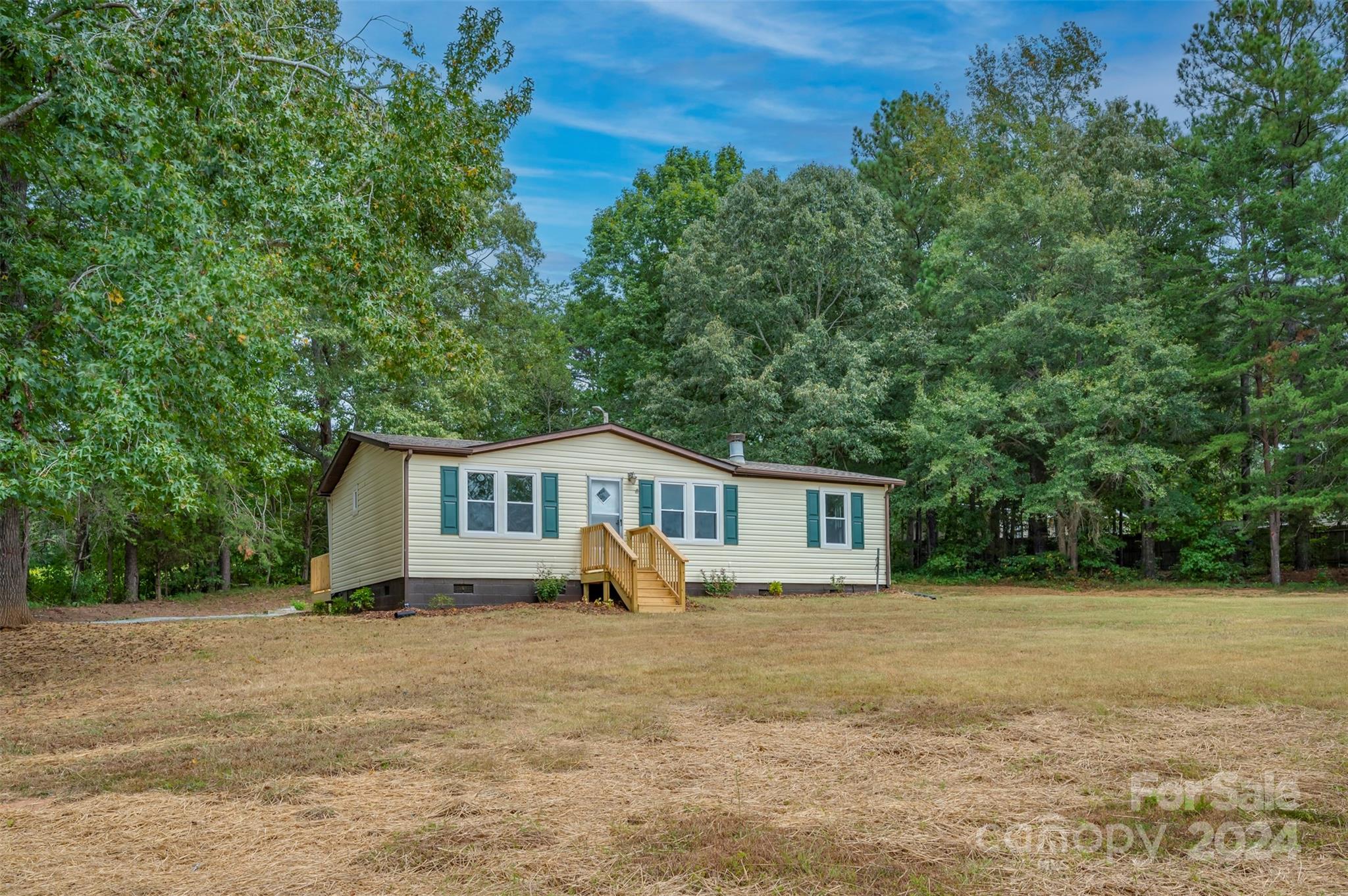 a view of a house with a backyard