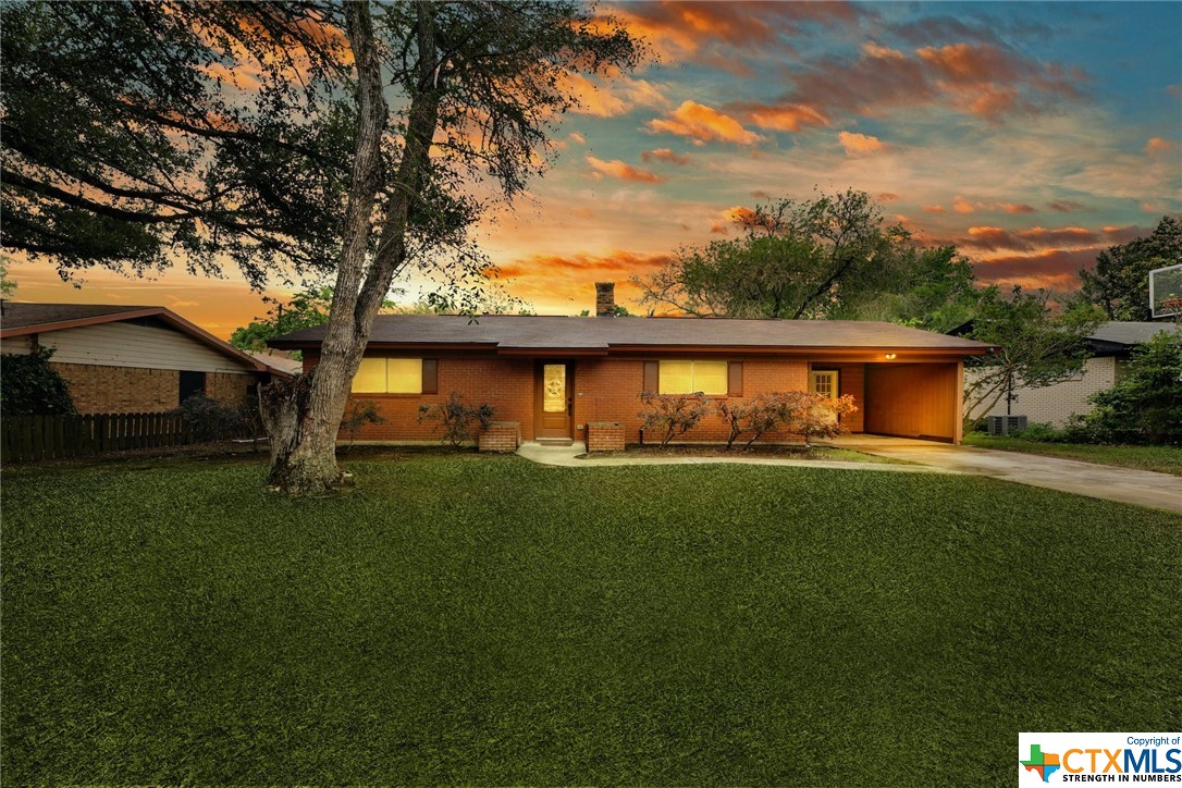 a view of a house with a backyard