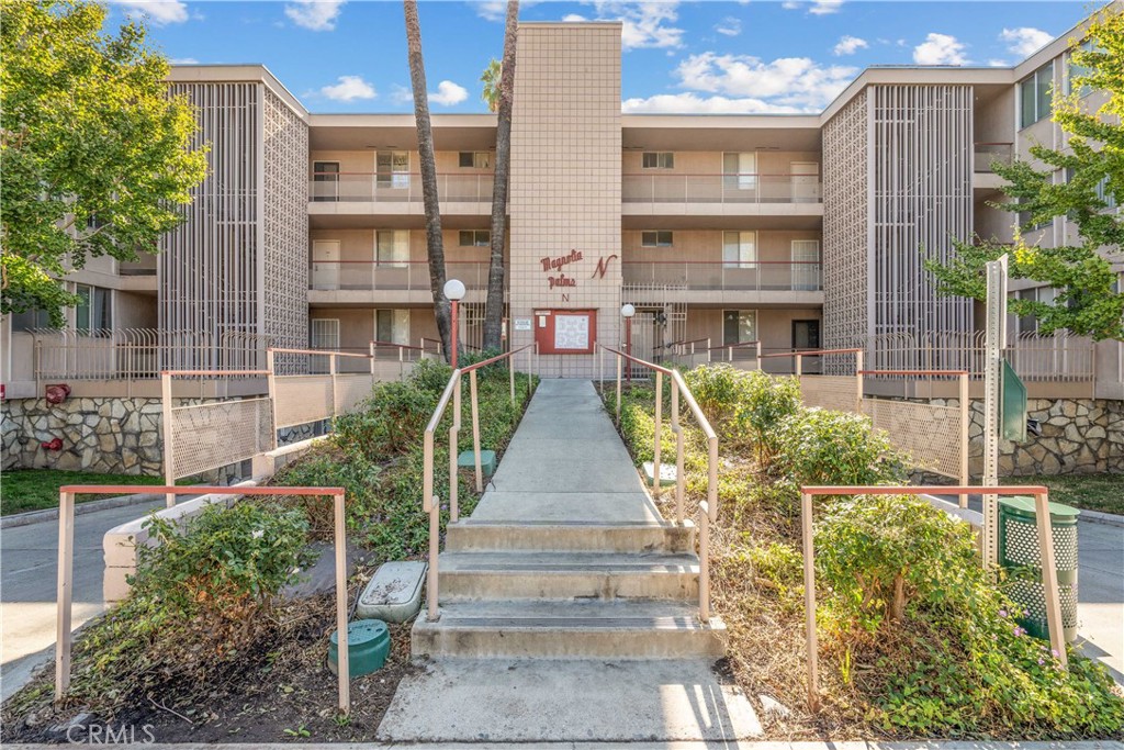 a view of a multi story building