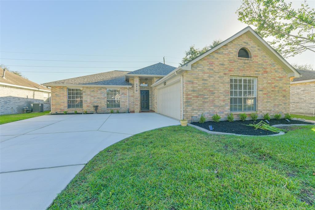 Presenting 2630 S. PEACH HOLLOW CIRCLE... A PEARLAND RESIDENCE in popular COUNTRYPLACE SUBDIVISION, a 55+ community. This classic property boasts a 2024 new Roof, and a freshly poured Driveway!