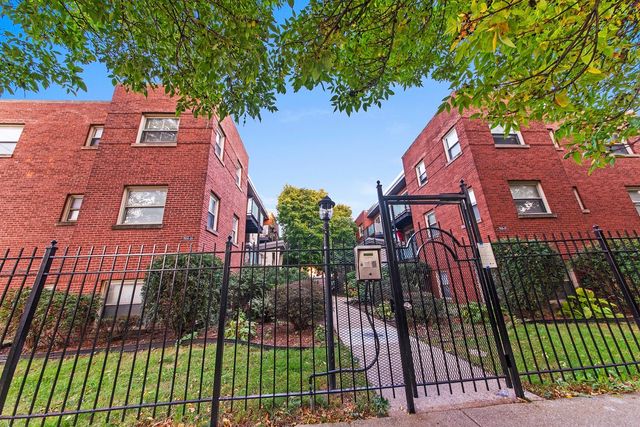 $1,850 | 7527 North Damen Avenue, Unit P2 | East Rogers Park