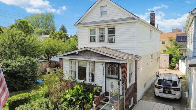 $900,000 | 1903 Lacombe Avenue | Soundview