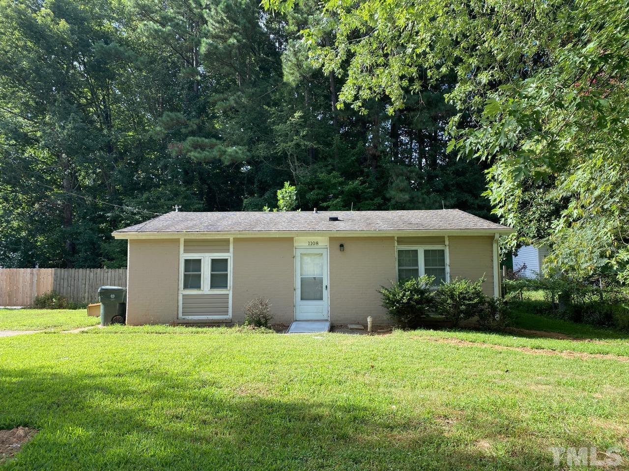 a view of a house with backyard and garden