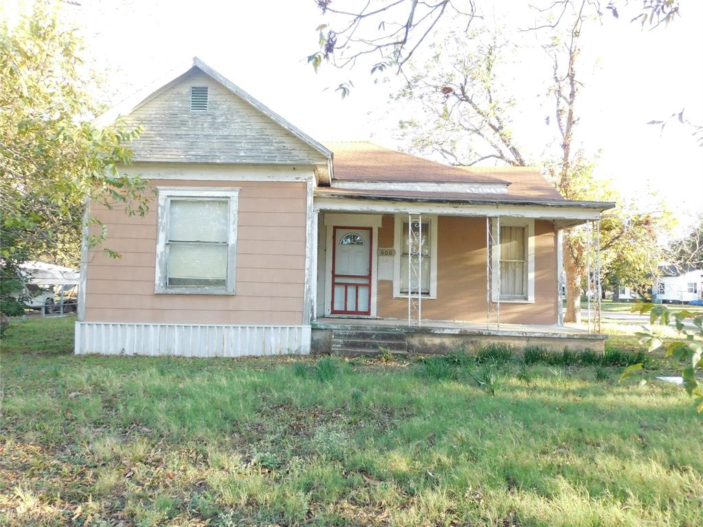 a view of a house with yard and tree s