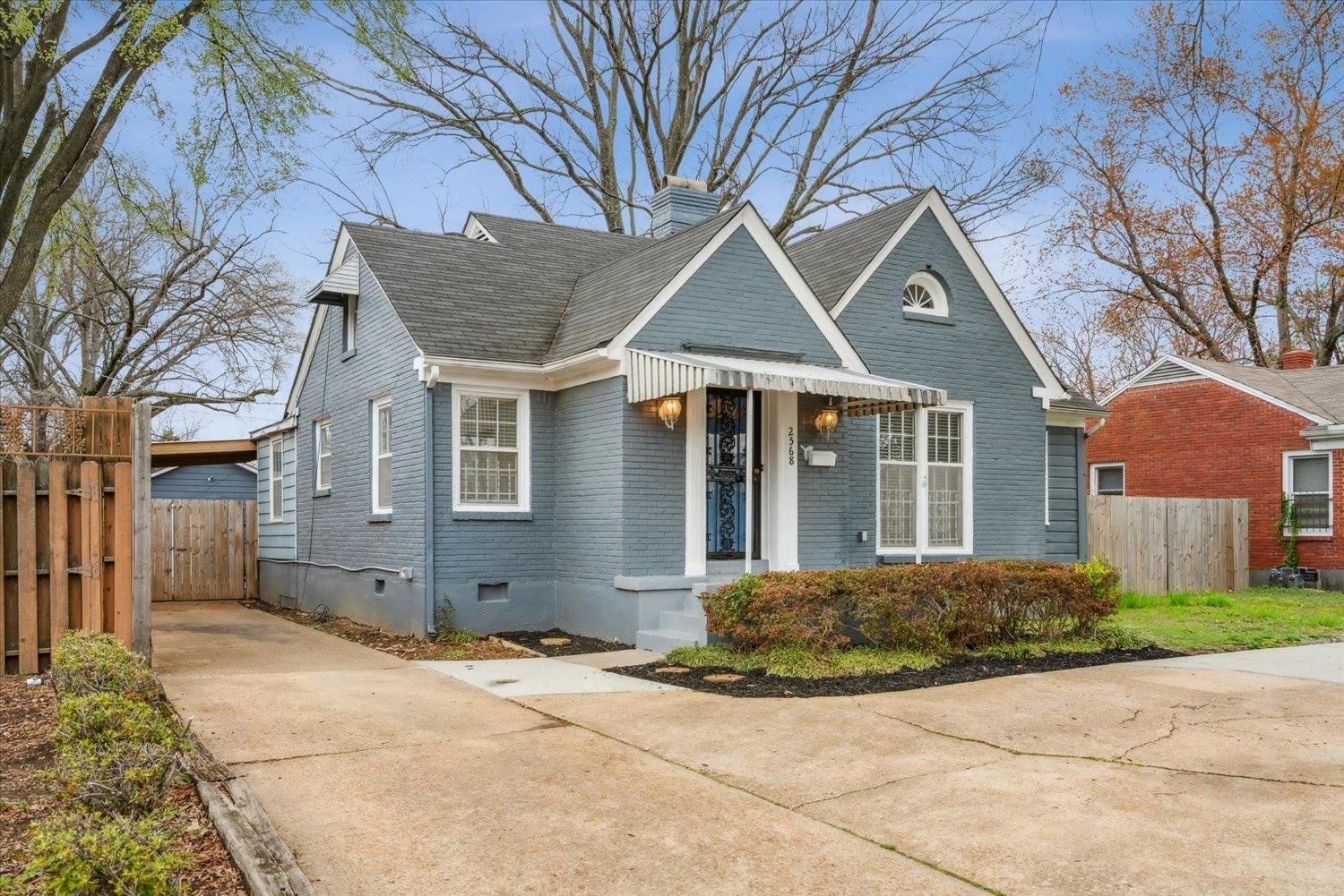 a view of a house with a yard