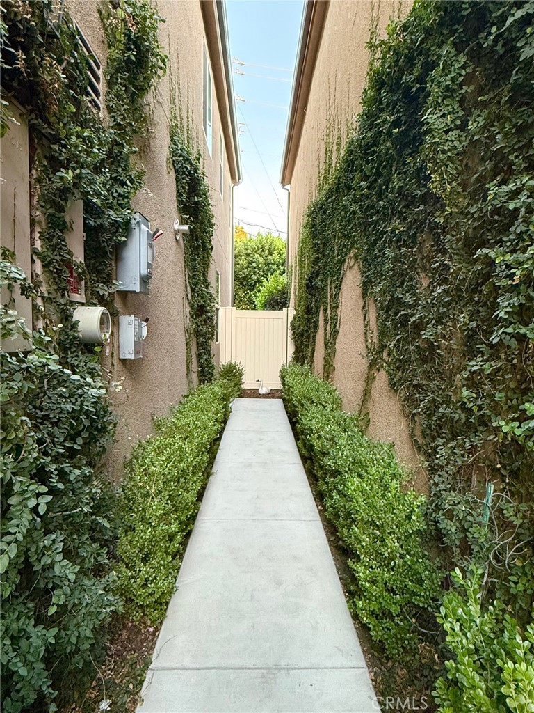 a view of a pathway with house on both side