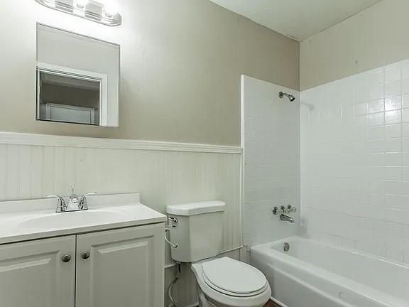 $795 | 404 East Craven Avenue, Unit 6 | Lacy-Lakeview