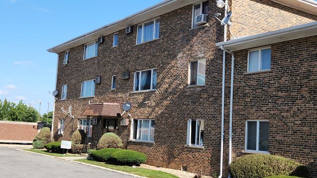 $134,999 | 6632 West 95th Street, Unit 2A | Oak Lawn