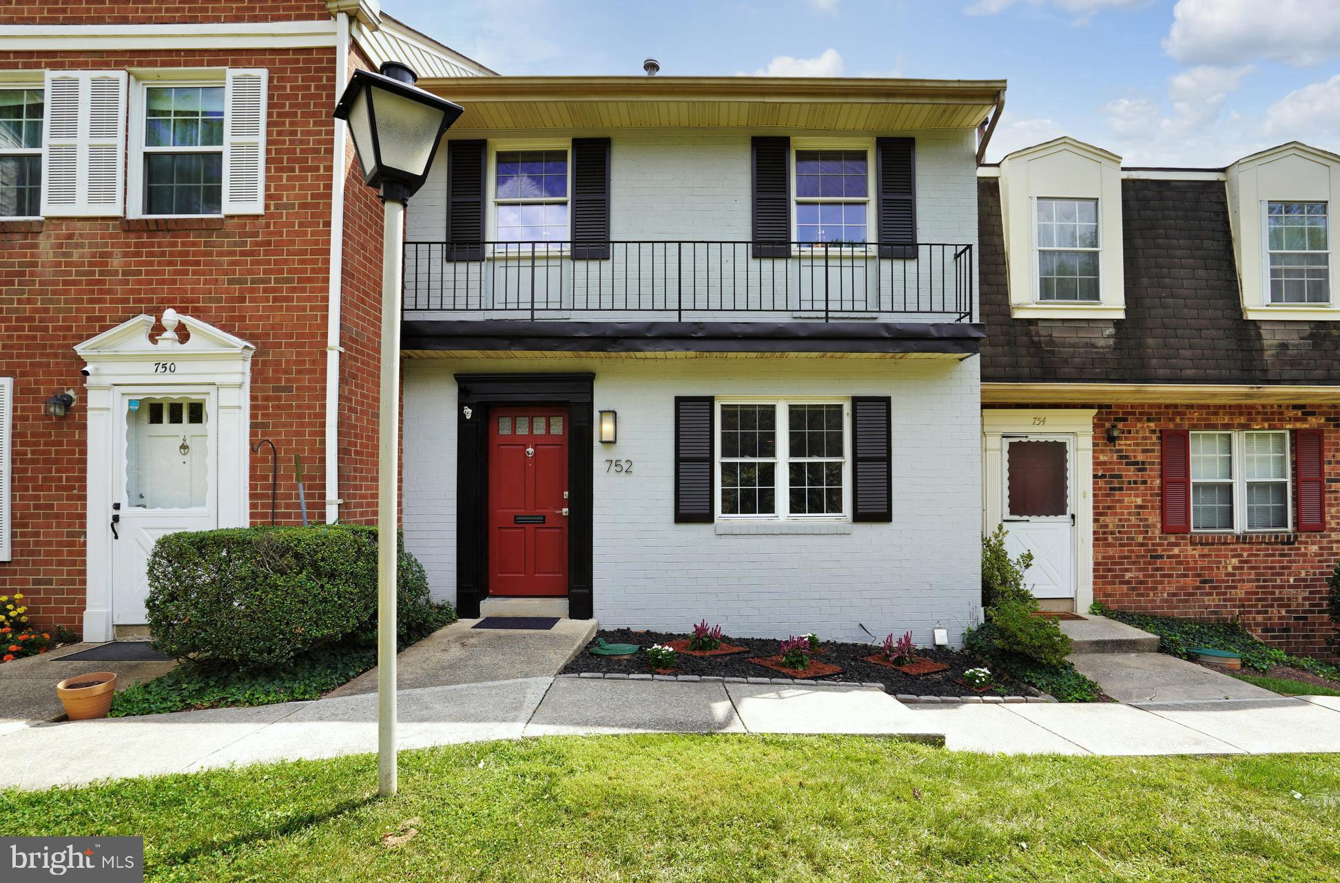 Well-located & beautifully updated townhouse condo