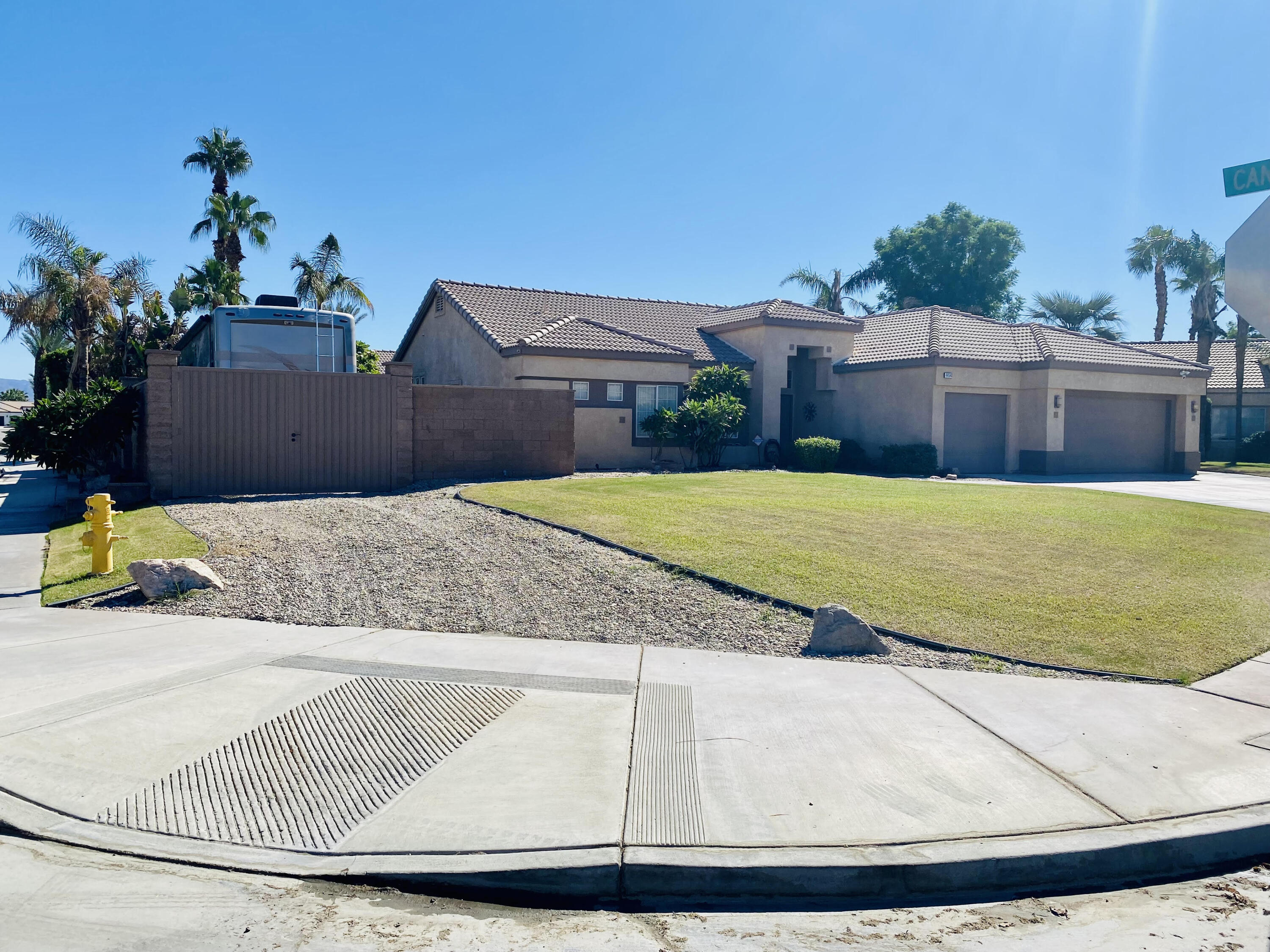 a view of a backyard