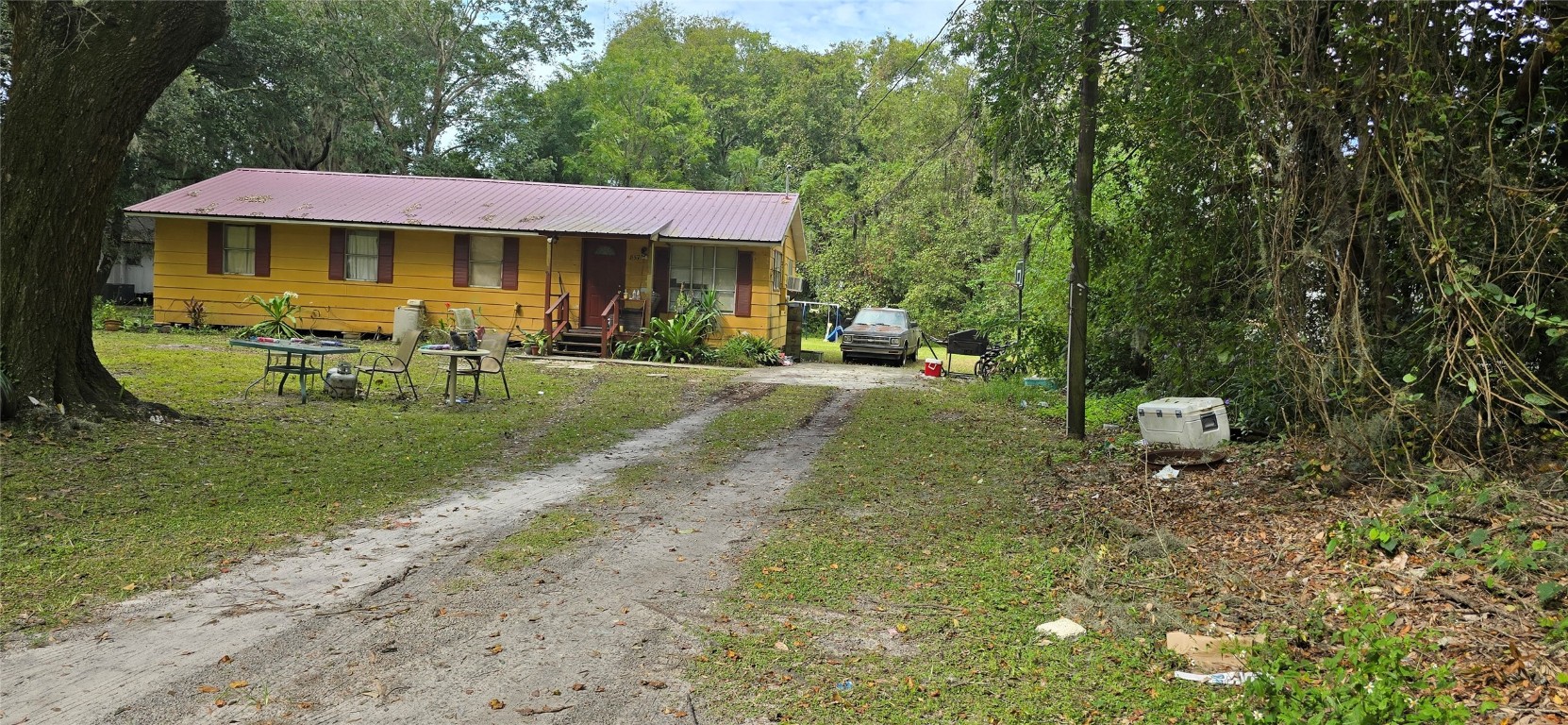 a view of a house with backyard