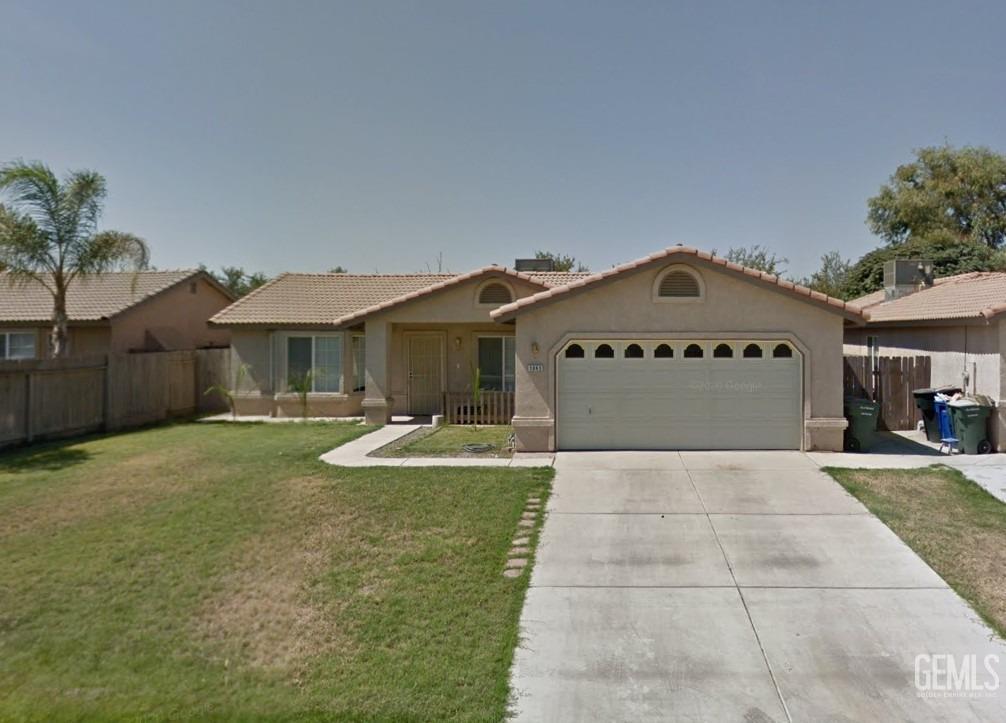 a view of a house with backyard and a garden