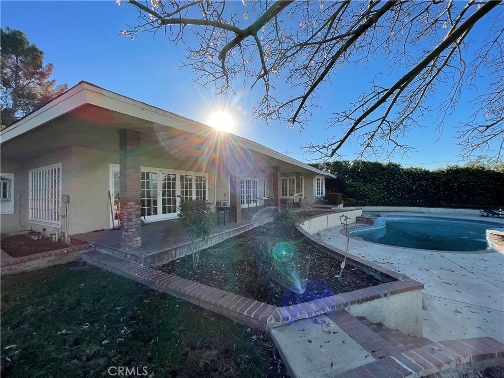 a view of a house with backyard