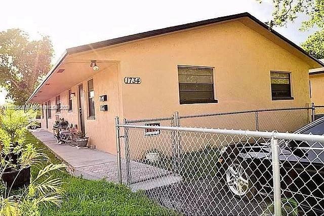 a view of a house with a backyard