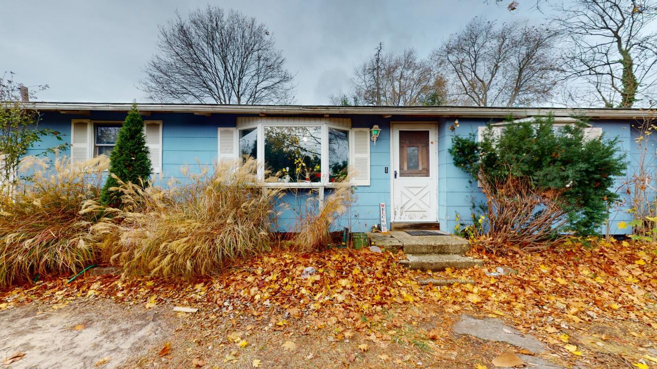 a front view of house with yard