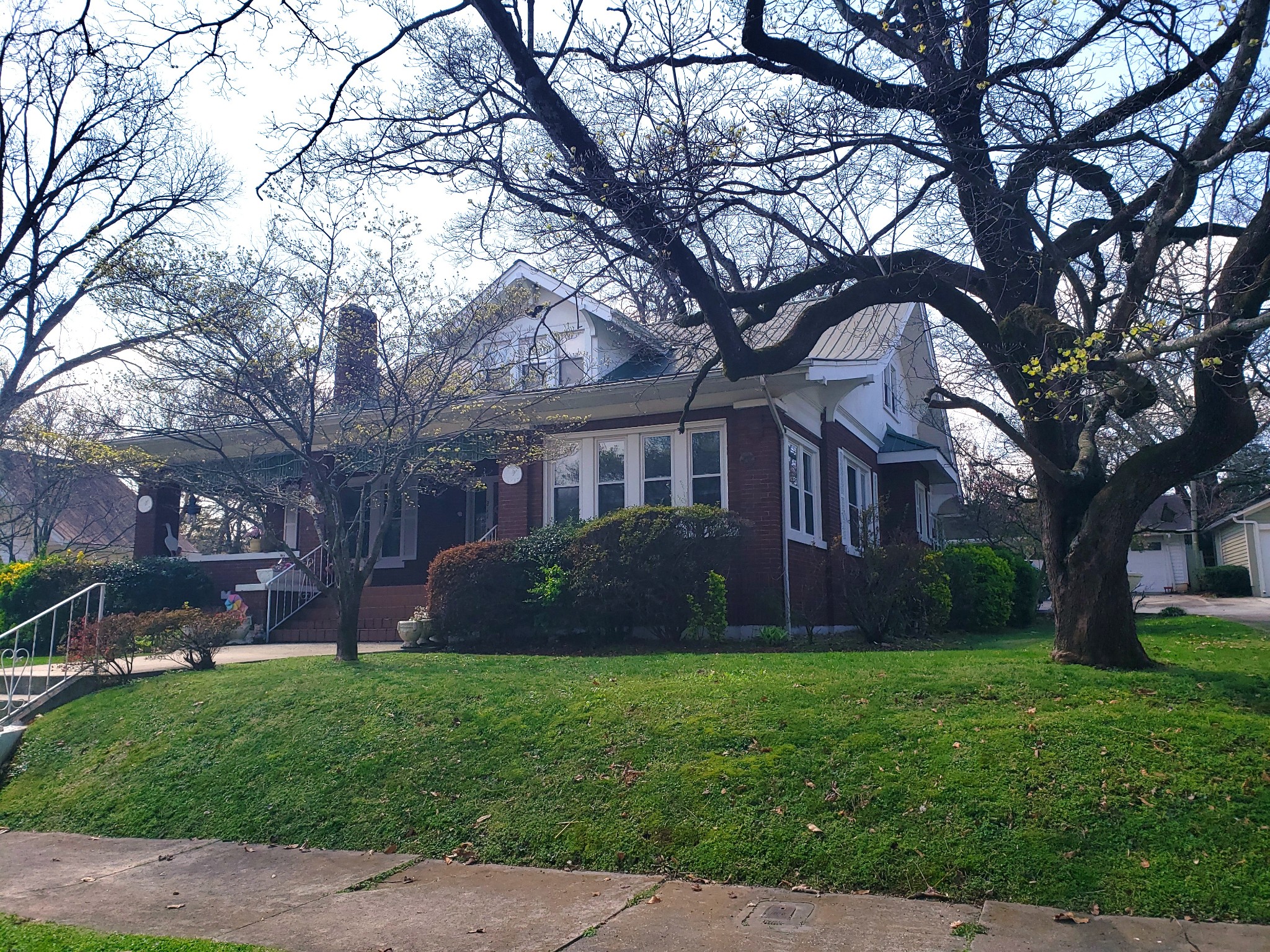 a view of house with a yard