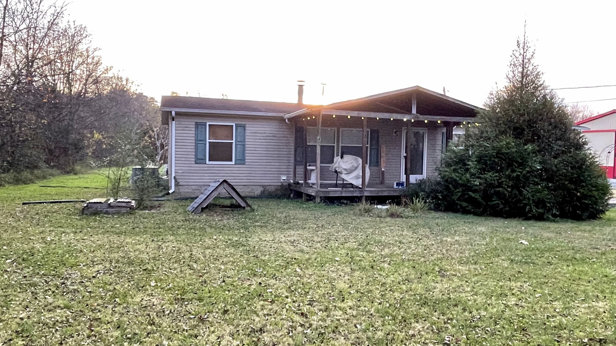 a view of a house with backyard and garden